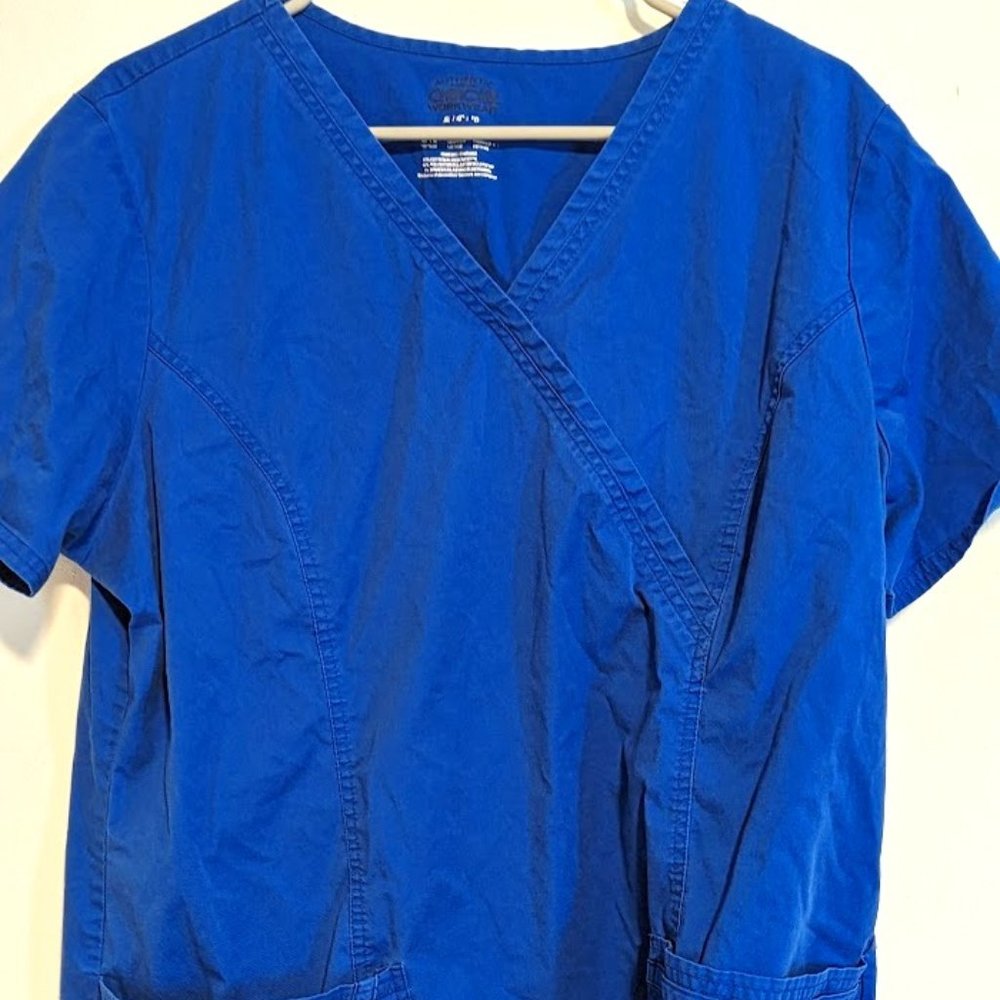 Pre-Loved Women's Cherokee Workwear Scrub Top in Blue Size XL.